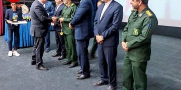 اهداء نشان برتر اقتصاد مقاومتی به شرکت پالایش نفت بندرعباس